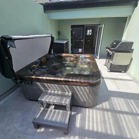 Apartment Stylish City Centre Hideaway & Private Hot Tub Galway
