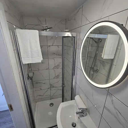 Stylish City Centre Hideaway & Private Hot Tub Apartment Galway