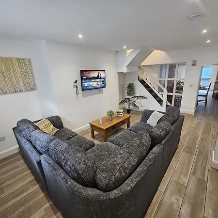 Stylish City Centre Hideaway & Private Hot Tub Apartment