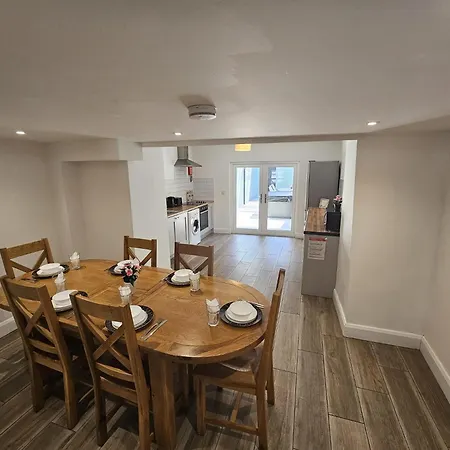 Stylish City Centre Hideaway & Private Hot Tub Apartment Galway