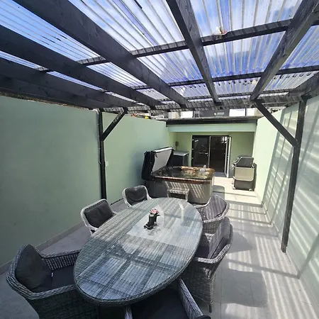 Apartment Stylish City Centre Hideaway & Private Hot Tub