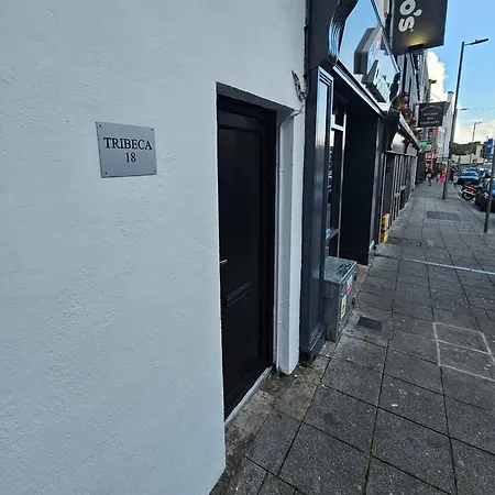 Stylish Centre Hideaway & Private Hot Tub Διαμέρισμα *