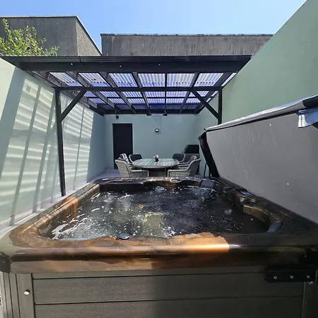 Apartment Stylish City Centre Hideaway & Private Hot Tub Galway