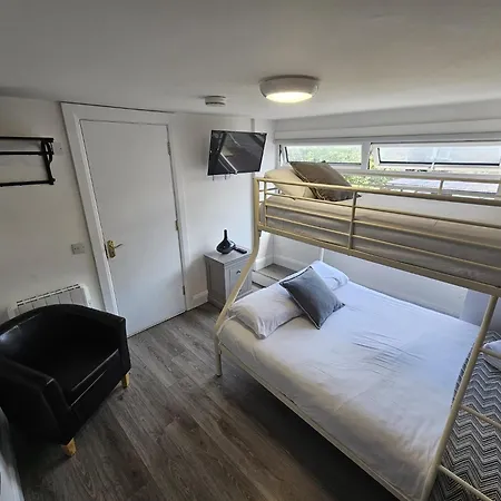 Stylish City Centre Hideaway & Private Hot Tub * Galway