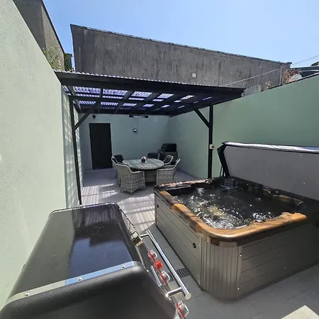 Stylish City Centre Hideaway & Private Hot Tub Apartment