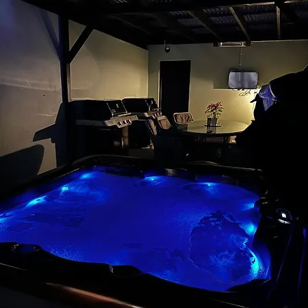 Stylish City Centre Hideaway & Private Hot Tub