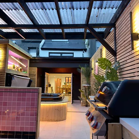 Stylish Centre Hideaway & Private Hot Tub
