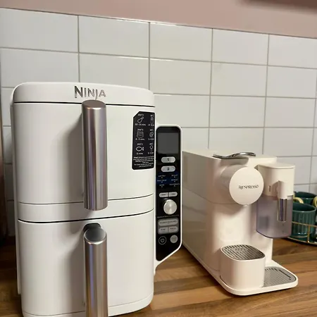 Stylish Centre Hideaway & Private Hot Tub Διαμέρισμα