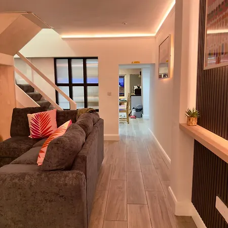 Stylish Centre Hideaway & Private Hot Tub Appartement
