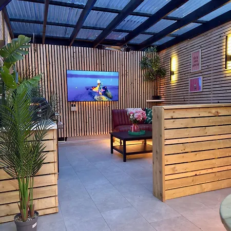 شقة Stylish Centre Hideaway & Private Hot Tub