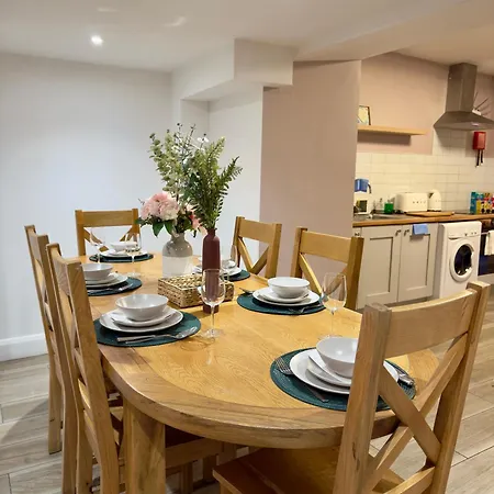 شقة Stylish Centre Hideaway & Private Hot Tub