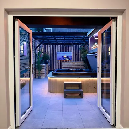 شقة Stylish Centre Hideaway & Private Hot Tub غالواي