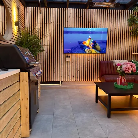 Stylish Centre Hideaway & Private Hot Tub غالواي