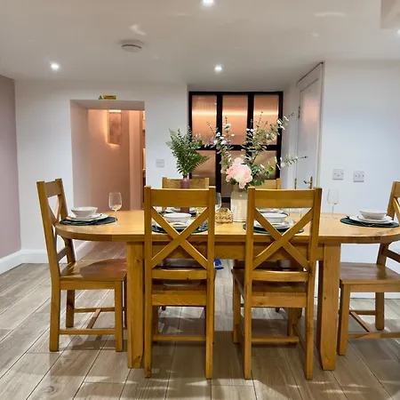 Stylish Centre Hideaway & Private Hot Tub *