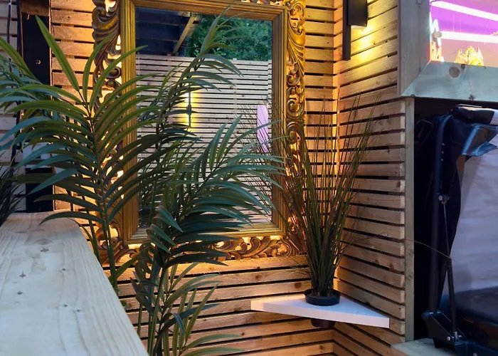 Stylish Centre Hideaway & Private Hot Tub