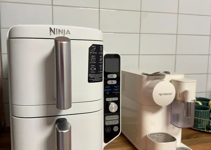 Stylish Centre Hideaway & Private Hot Tub Apartment