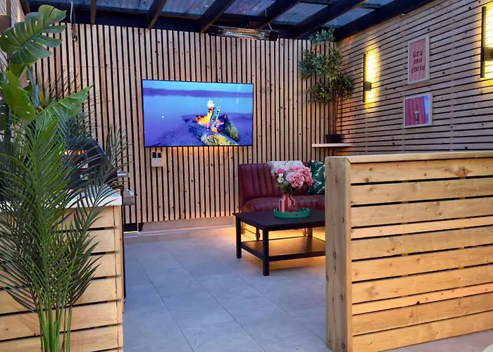 Apartment Stylish Centre Hideaway & Private Hot Tub