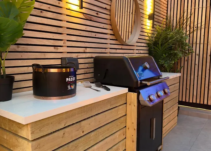 Stylish Centre Hideaway & Private Hot Tub Apartment Galway