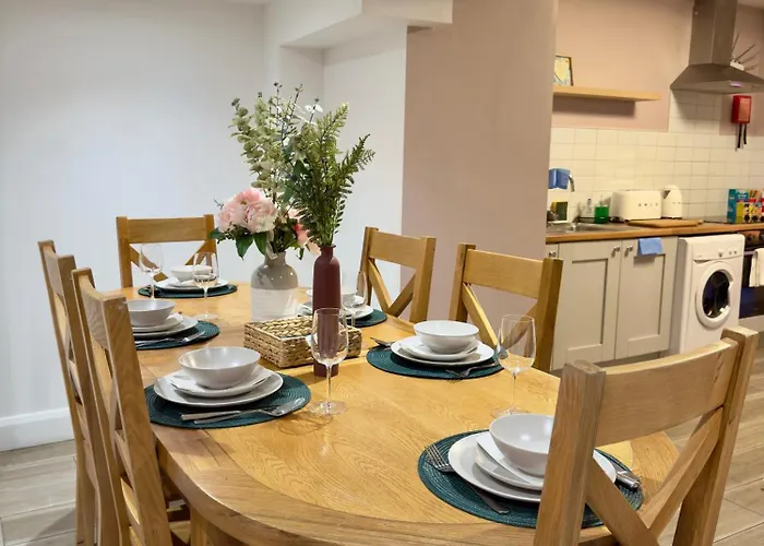 Apartment Stylish Centre Hideaway & Private Hot Tub