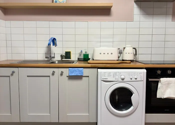 Apartment Stylish Centre Hideaway & Private Hot Tub *