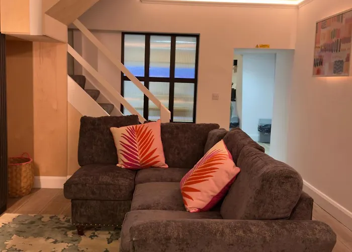 Stylish Centre Hideaway & Private Hot Tub Apartment Galway