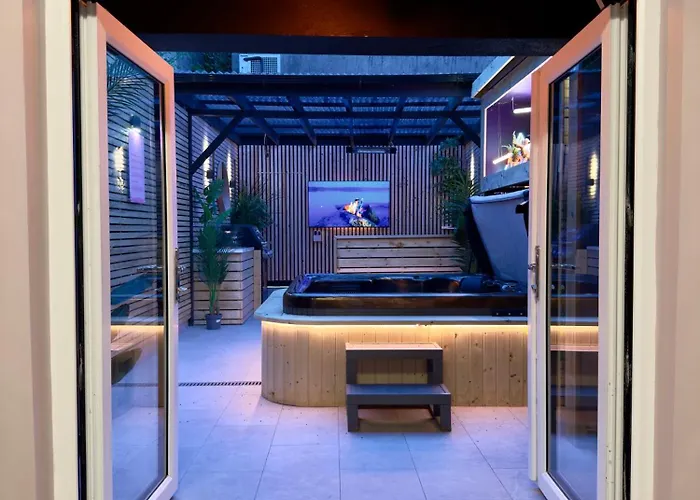 Apartment Stylish Centre Hideaway & Private Hot Tub Galway