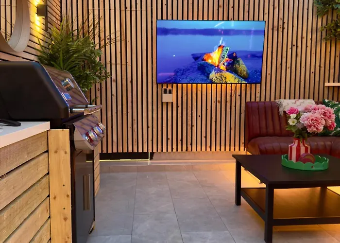 Stylish Centre Hideaway & Private Hot Tub Galway