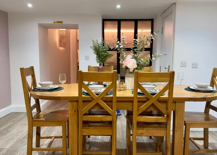 Stylish Centre Hideaway & Private Hot Tub *