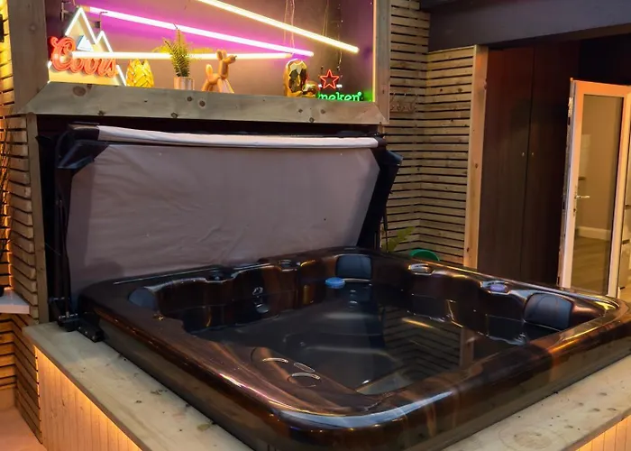 Stylish Centre Hideaway & Private Hot Tub アパート