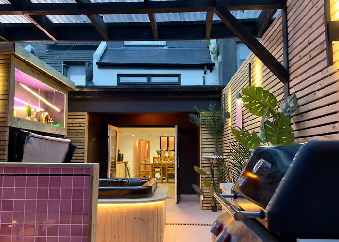 Stylish Centre Hideaway & Private Hot Tub Apartment Galway