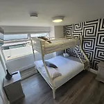 Stylish Centre Hideaway & Private Hot Tub Appartement Galway