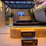 Stylish Centre Hideaway & Private Hot Tub Galway
