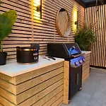 Stylish Centre Hideaway & Private Hot Tub Appartement Galway