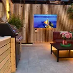 Stylish Centre Hideaway & Private Hot Tub Galway
