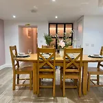 Stylish Centre Hideaway & Private Hot Tub *