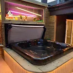 Stylish Centre Hideaway & Private Hot Tub Appartement