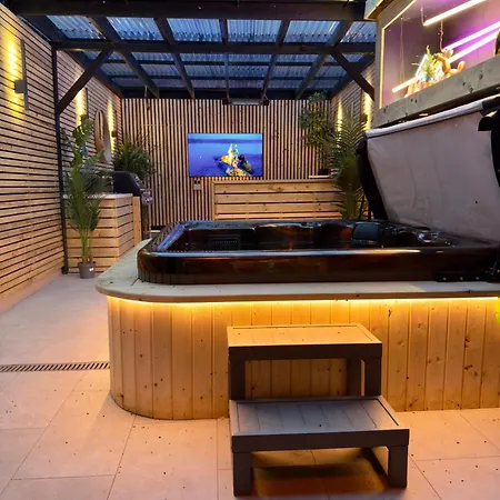 Stylish Centre Hideaway & Private Hot Tub 戈尔韦