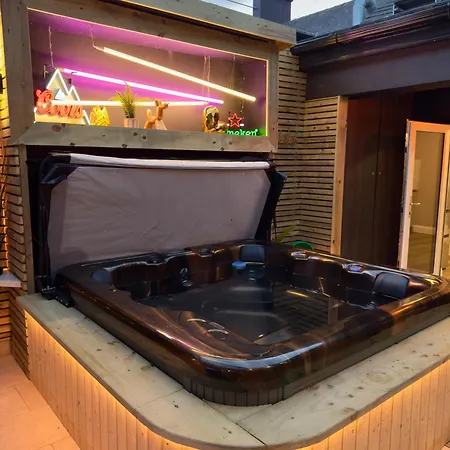 Stylish Centre Hideaway & Private Hot Tub 公寓